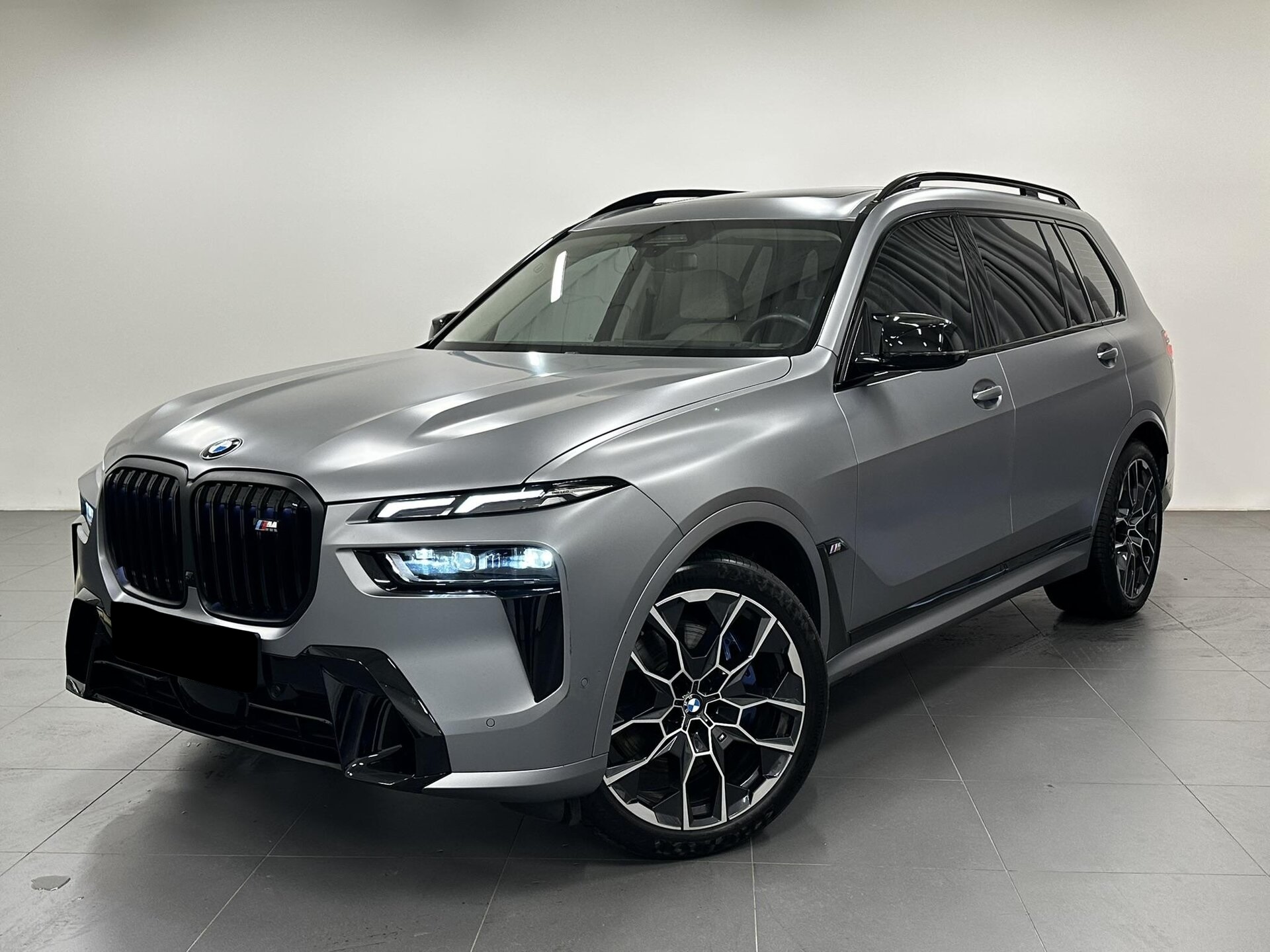 BMW X7 M60i xDrive | facelift | skladem | české předváděcí auto | velké sportovní luxusní SUV | benzín V8 biturbo | šedá matná Frozen Pure Grey | bílo šedá kůže | maximální výbava | VIP sleva | ihned k předání | nákup online | AUTOiBUY.com